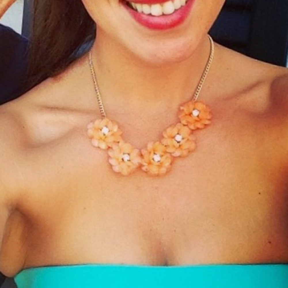 🌼 Charming Charlie's Floral necklace