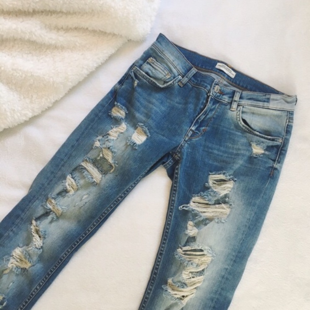 Zara Ripped Boyfriend Jeans ✨
