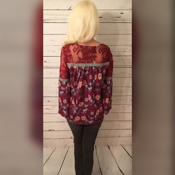 🎉 HP🎉Beautiful Burgundy/Blue lace detail top! - Picture 4 of 4