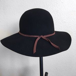 Wide floppy hat