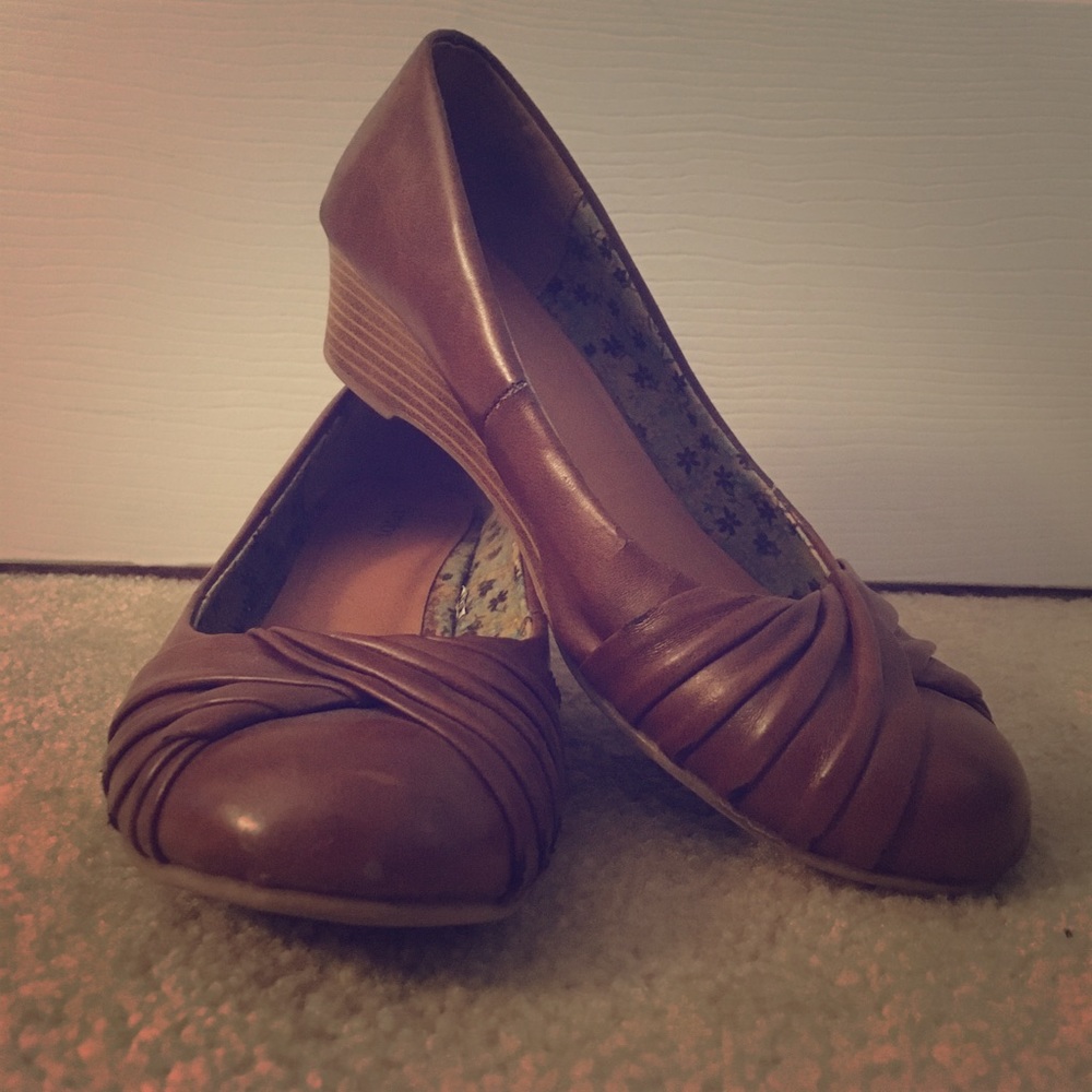 Brown pleather kitten wedges