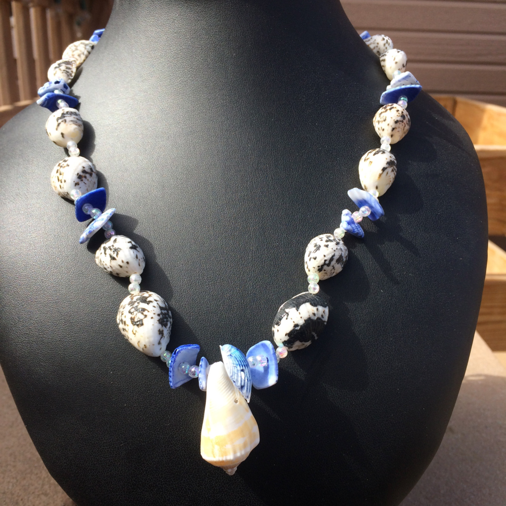 Shell 🐚 Necklace - Picture 2 of 4