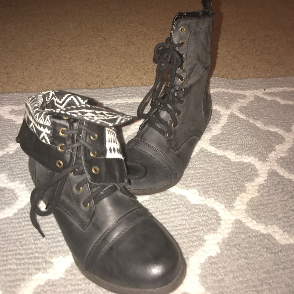Combat boots with foldover// hardly ever worn