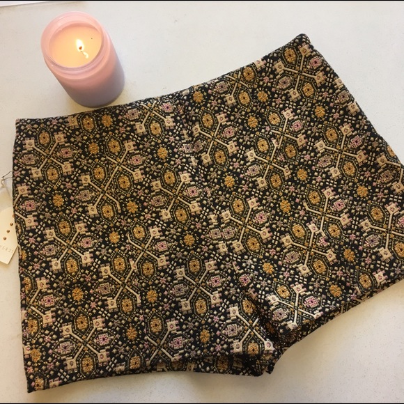 Shorts with amazing gold fabric - Picture 1 of 3