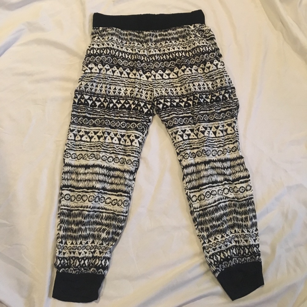 Capri black/white patterned pants