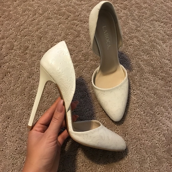 Beautiful off white heels with lace like design💕 - Picture 1 of 5