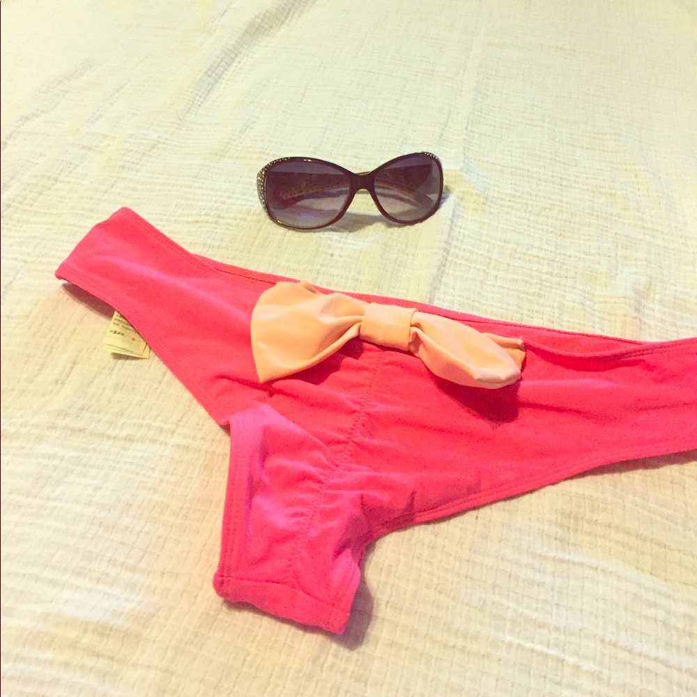 Cheeckini Hollister Co.