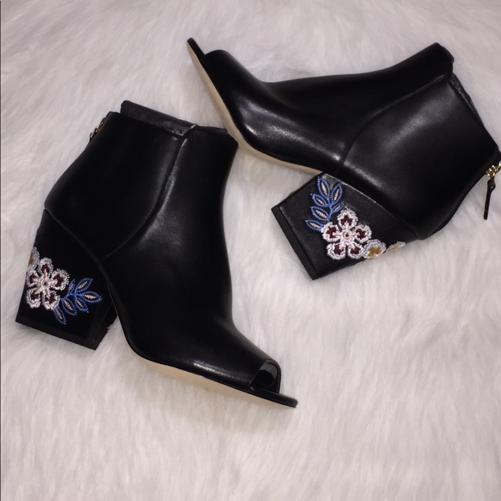 ✨🎊HP✨Tory Burch Floral Embroidered Black Booties - Picture 1 of 8