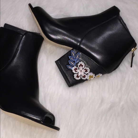 ✨🎊HP✨Tory Burch Floral Embroidered Black Booties - Picture 3 of 8
