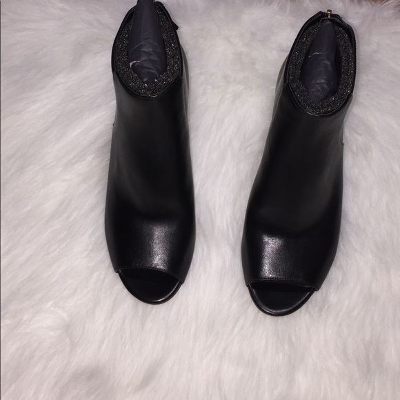✨🎊HP✨Tory Burch Floral Embroidered Black Booties - Picture 4 of 8