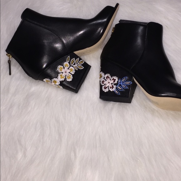 ✨🎊HP✨Tory Burch Floral Embroidered Black Booties - Picture 5 of 8