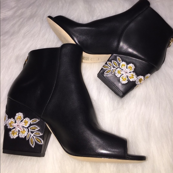 ✨🎊HP✨Tory Burch Floral Embroidered Black Booties - Picture 2 of 8