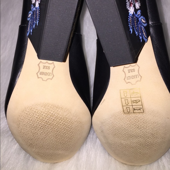 ✨🎊HP✨Tory Burch Floral Embroidered Black Booties - Picture 6 of 8