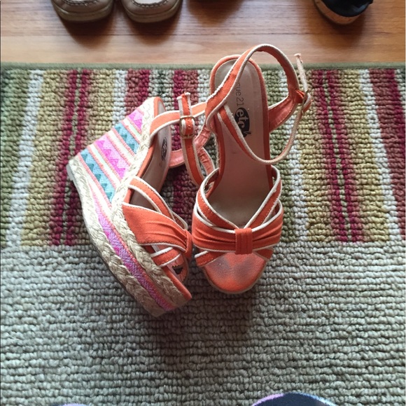 Orange Rue 21 platform heels size 6/7 - Picture 2 of 2