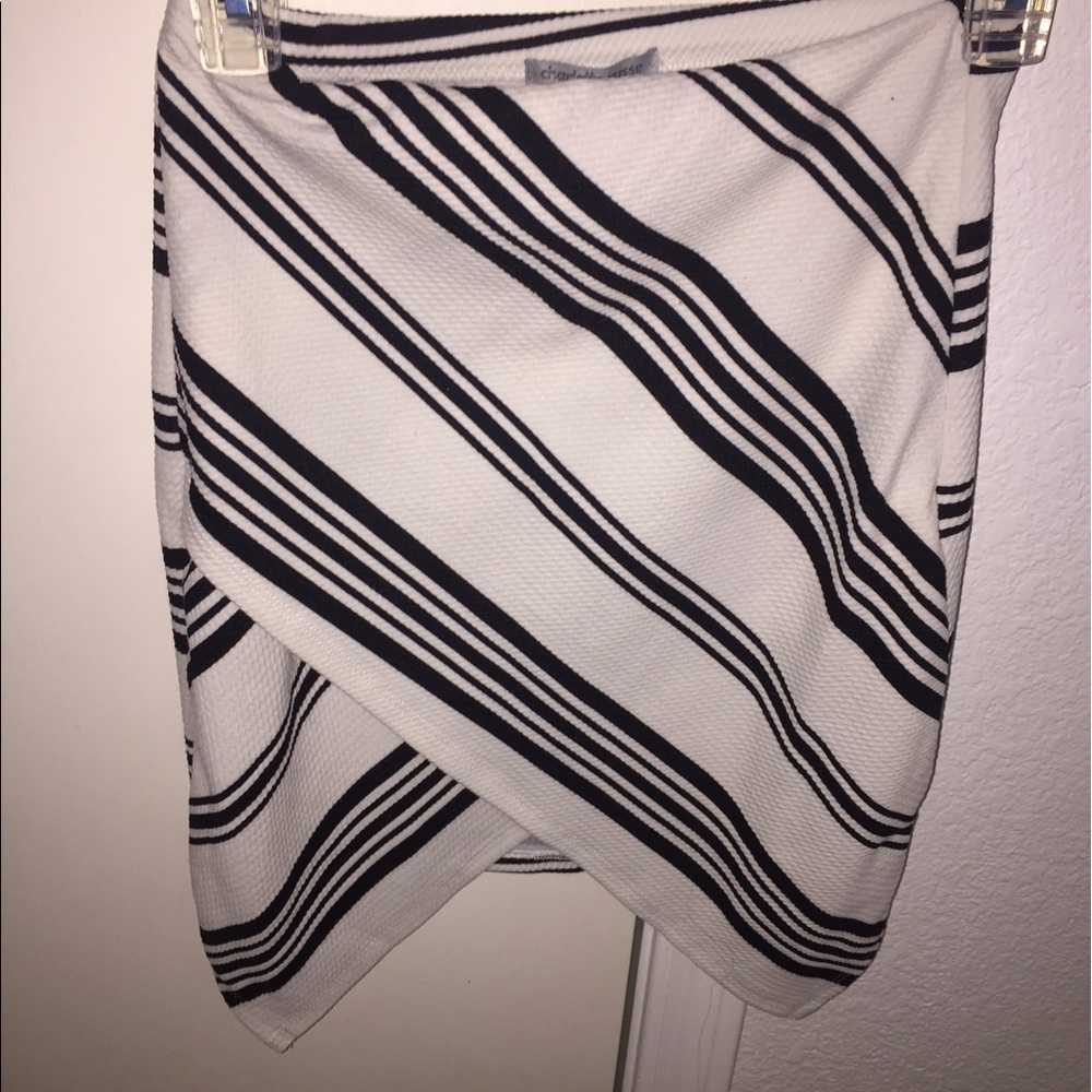 Pencil skirt above knee .