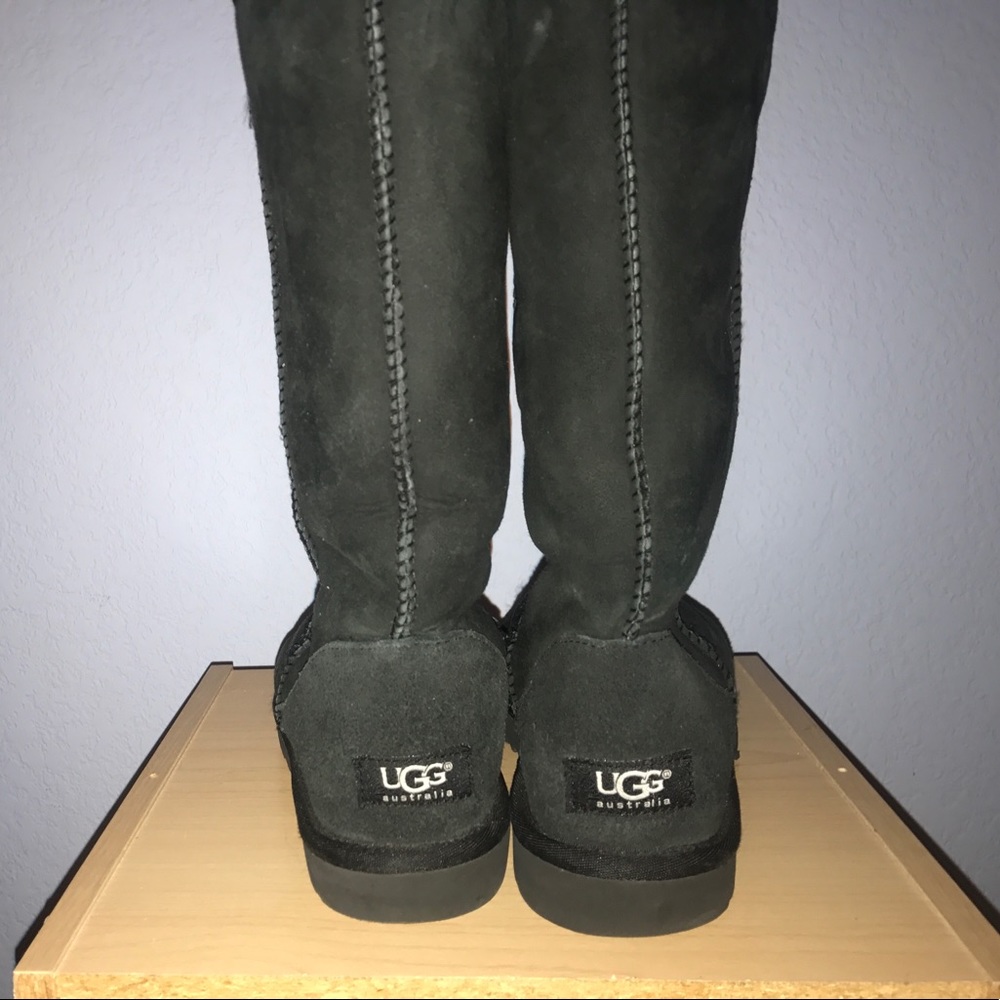 MUST GO AUTHENTIC Black Ugg Boots