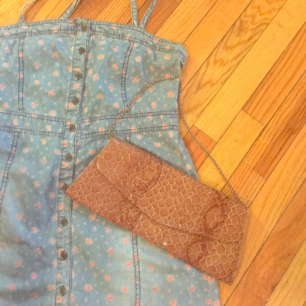 Neutral versatile clutch with strap!