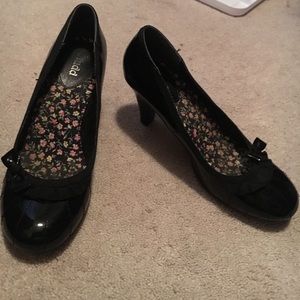 Gently used mudd black pumps