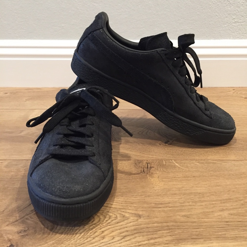 Black suede PUMA sneakers 👟