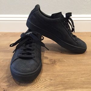 Black suede PUMA sneakers 👟