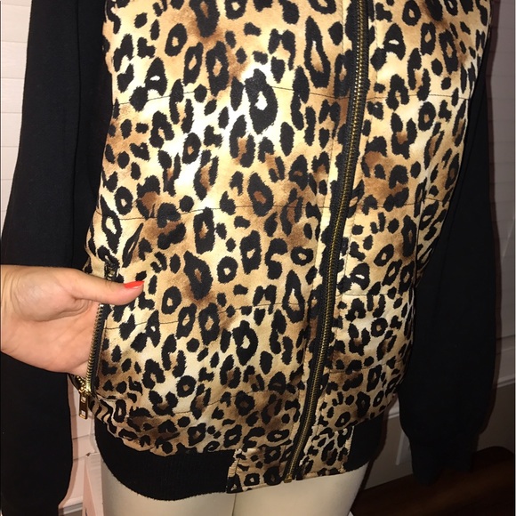 Leopard print bomber w/ zip up pockets. - Picture 2 of 4