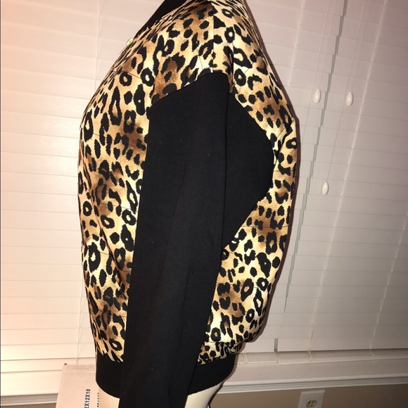 Leopard print bomber w/ zip up pockets. - Picture 3 of 4