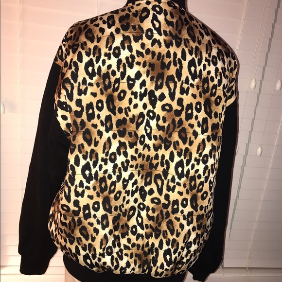 Leopard print bomber w/ zip up pockets. - Picture 4 of 4