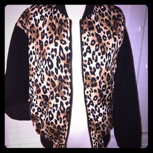 Leopard print bomber w/ zip up pockets.
