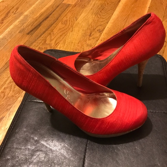 Red Pumps - Picture 2 of 4