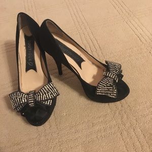 Black bow peep toe pumps