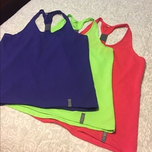 Bundle of 3 under armour run tanks size large