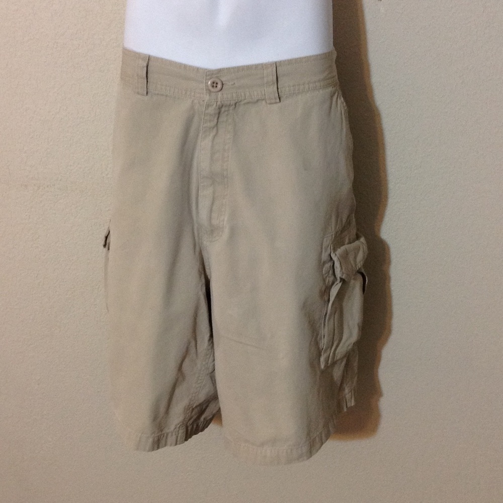 Men's Siegfried & Company khaki cargo shorts