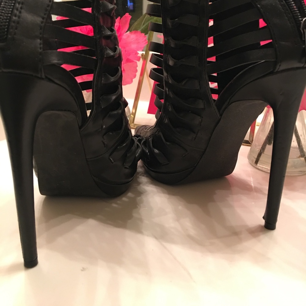 🌸🎀 HEELS🎀🌸 Black thong strapped stilettos