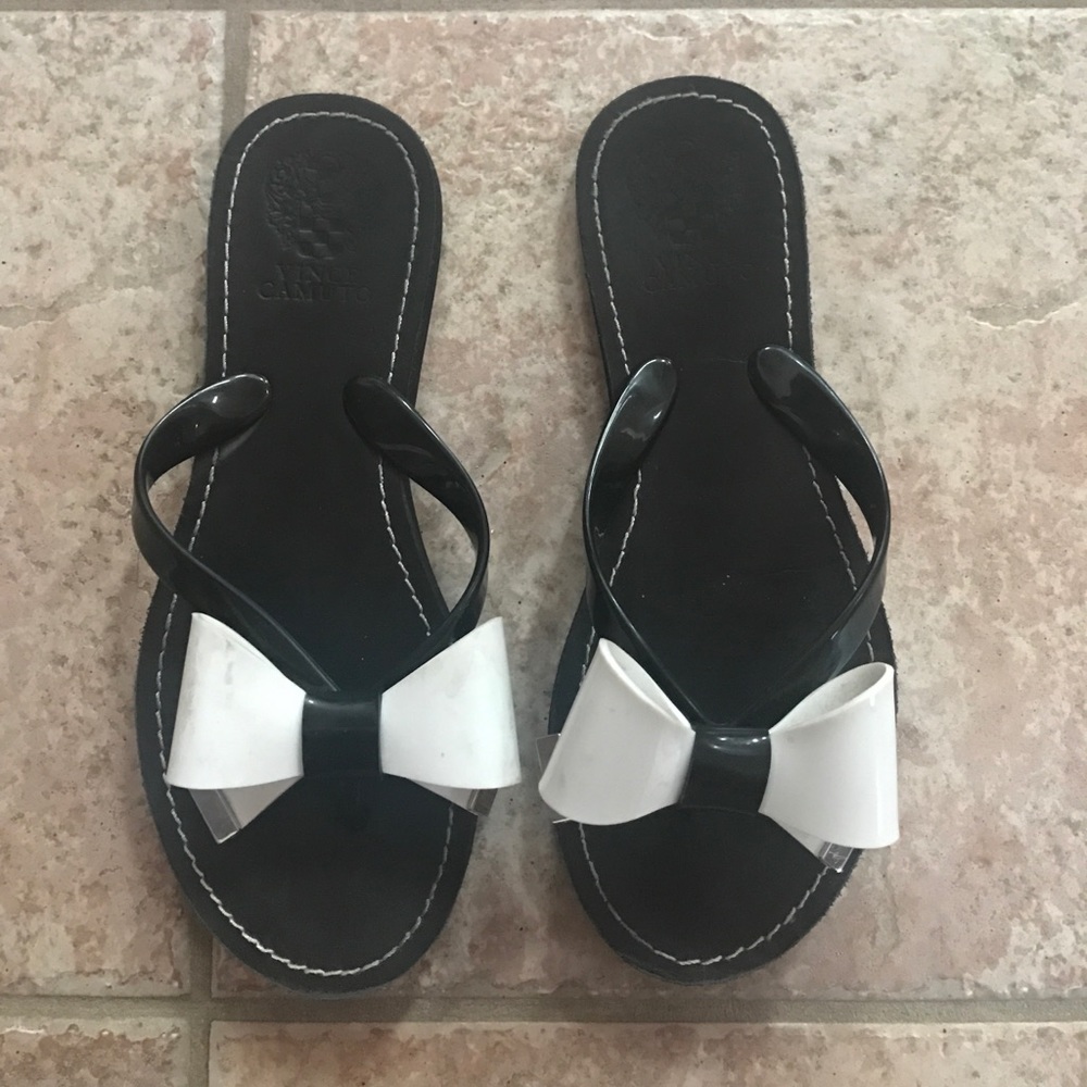 Vince Camuto black flip flops