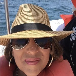 Meet your Posher, Aida