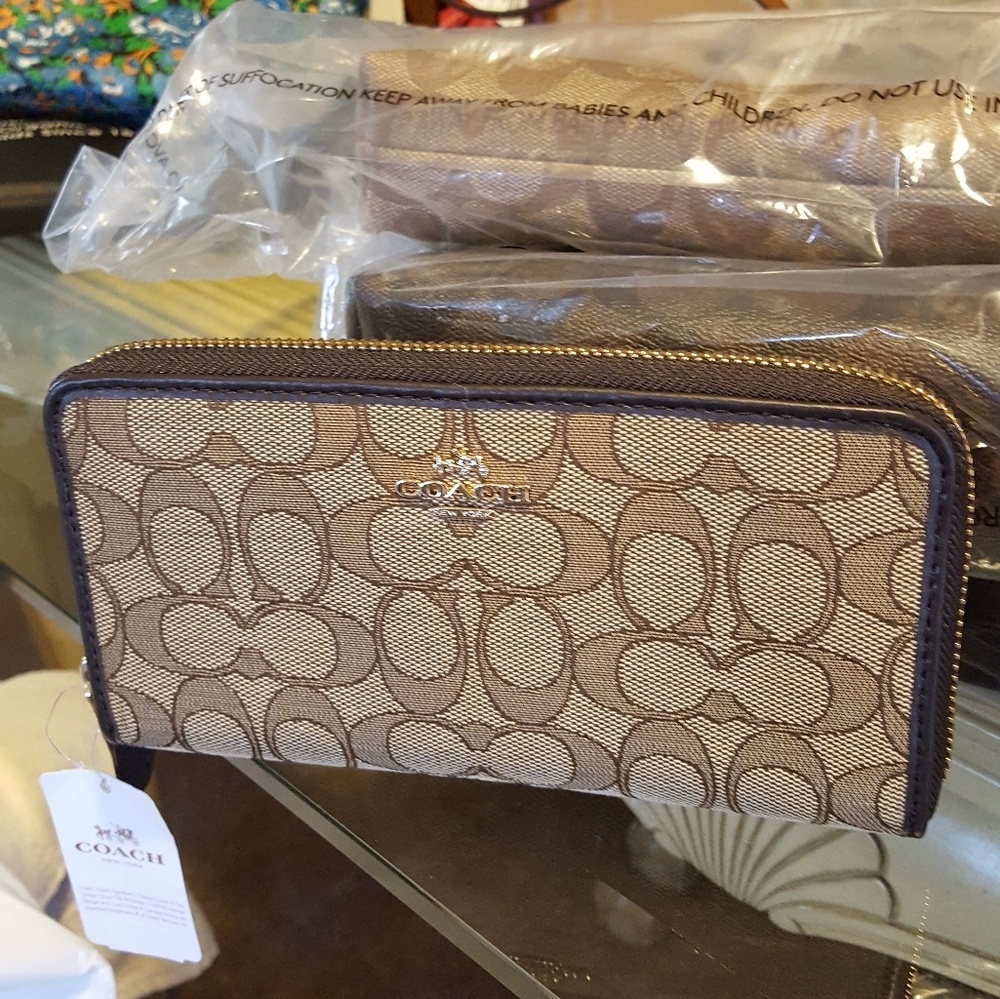 New Coach Signature Wallet