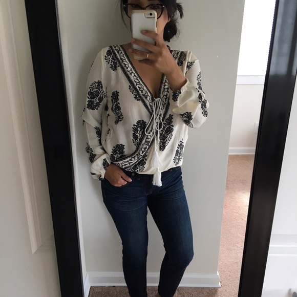 🔹 SALE Cream printed surplice top - Picture 2 of 4