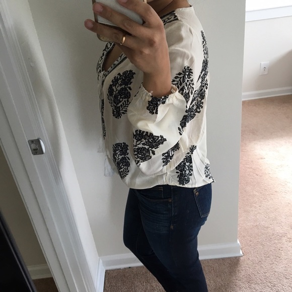 🔹 SALE Cream printed surplice top - Picture 3 of 4