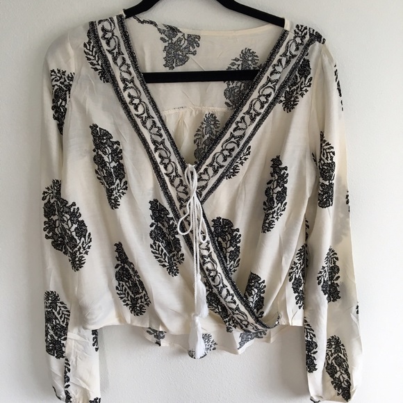 🔹 SALE Cream printed surplice top - Picture 4 of 4