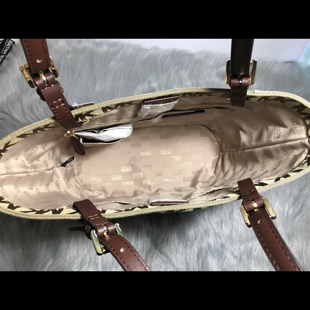 ❤️SOLD❤️ micheal kors bag tan color medium size - Picture 6 of 6
