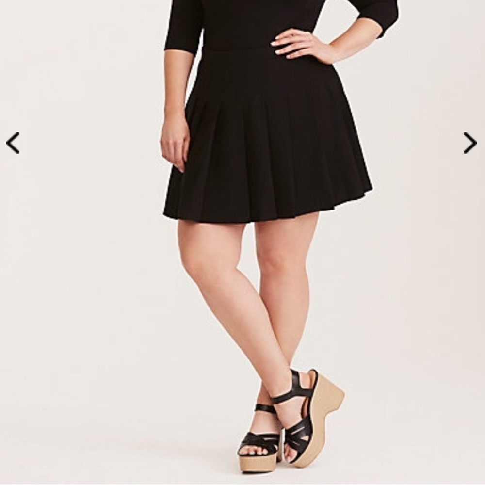 Torrid Crepe pleated skirt - Size 00