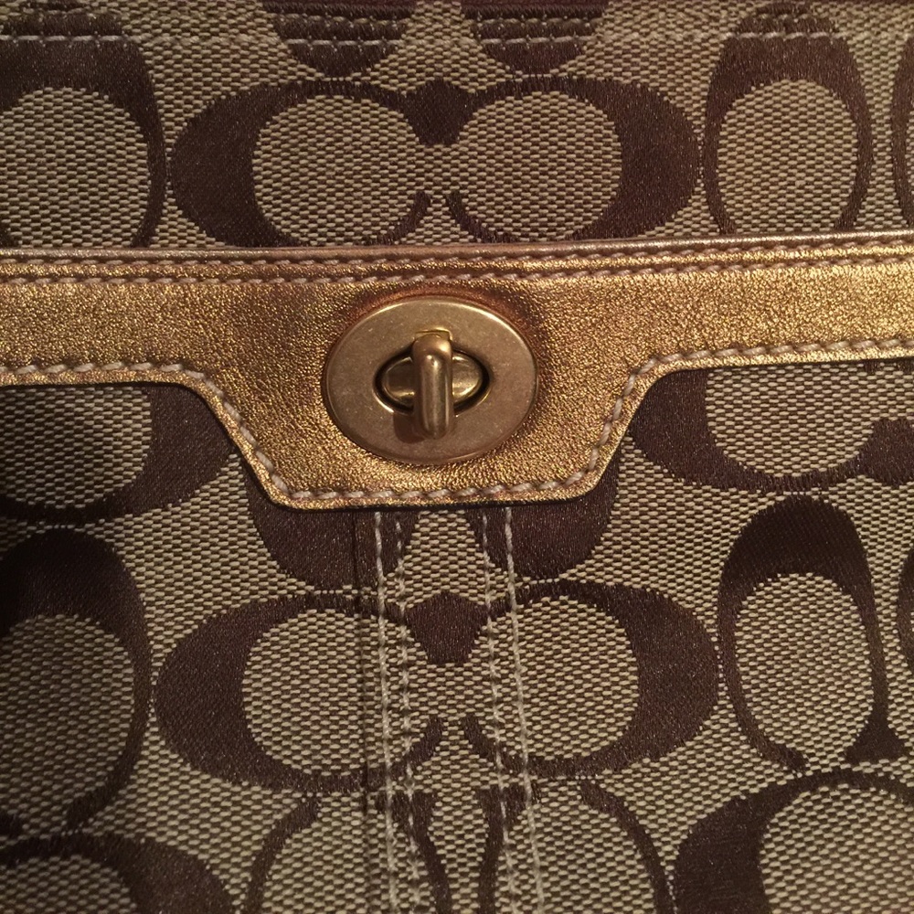 Coach signature cross body with gold details - Picture 5 of 5