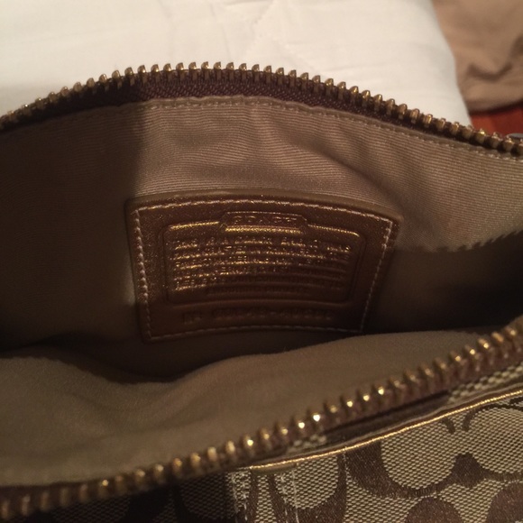 Coach signature cross body with gold details - Picture 4 of 5