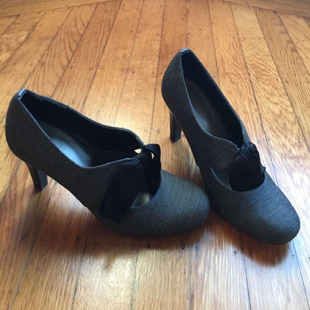 Heels With Bow Accent