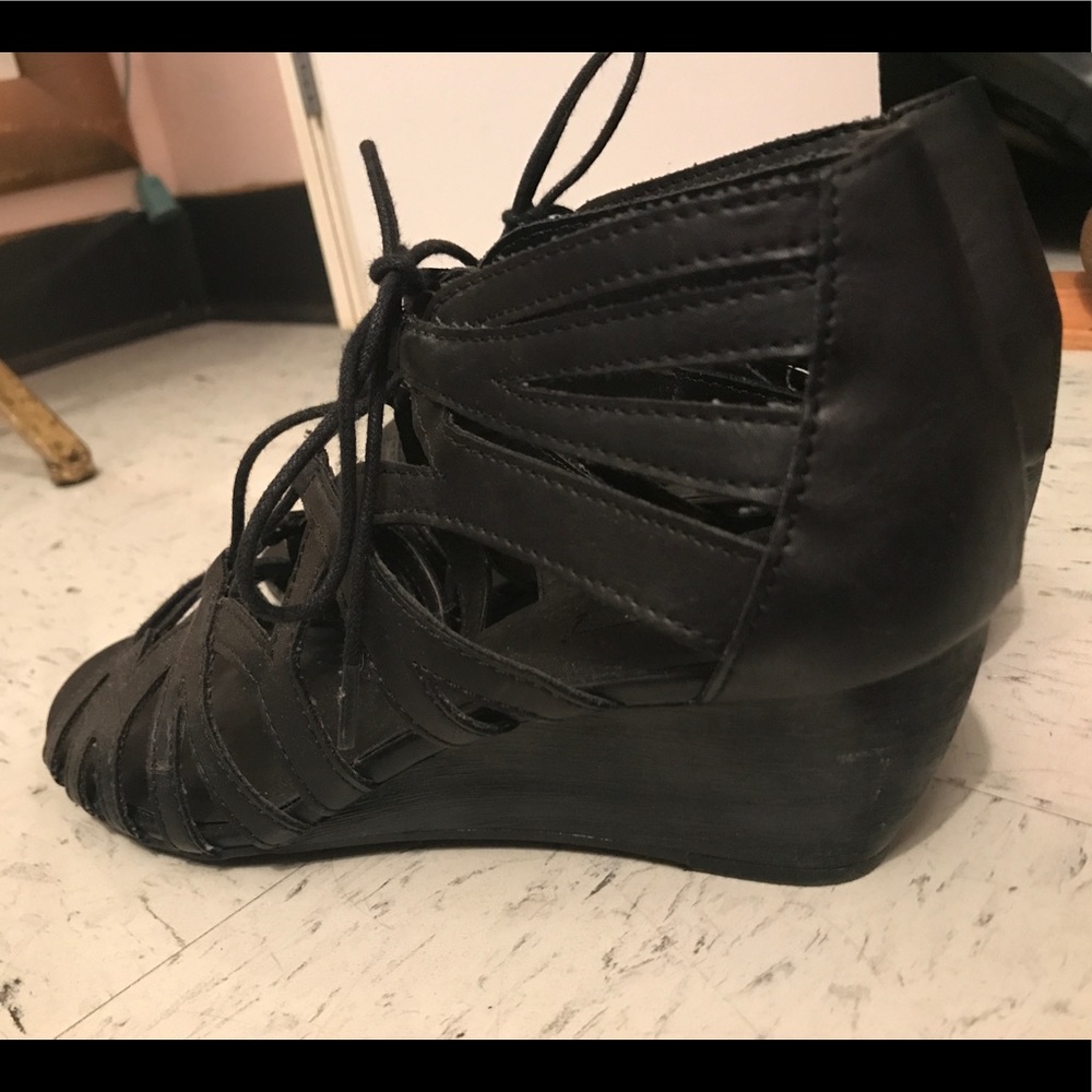Sandals with a small heel / wedge type