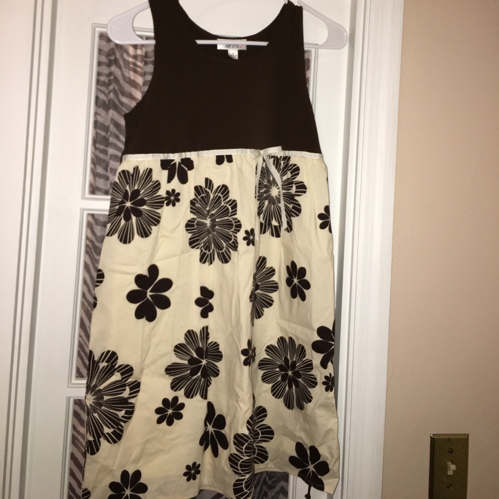 ⭐️Amy Byer brown and white dress