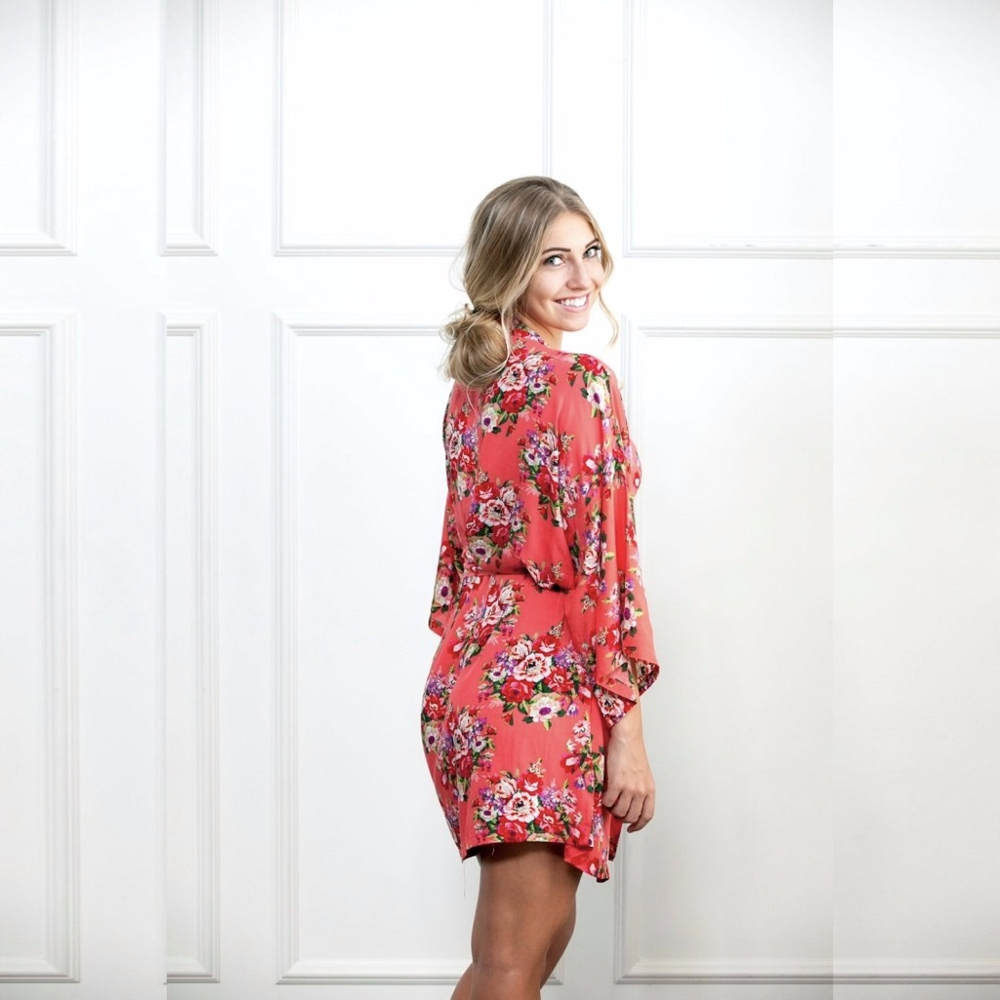 NWOT Red & White Floral Kimono Robe Medium