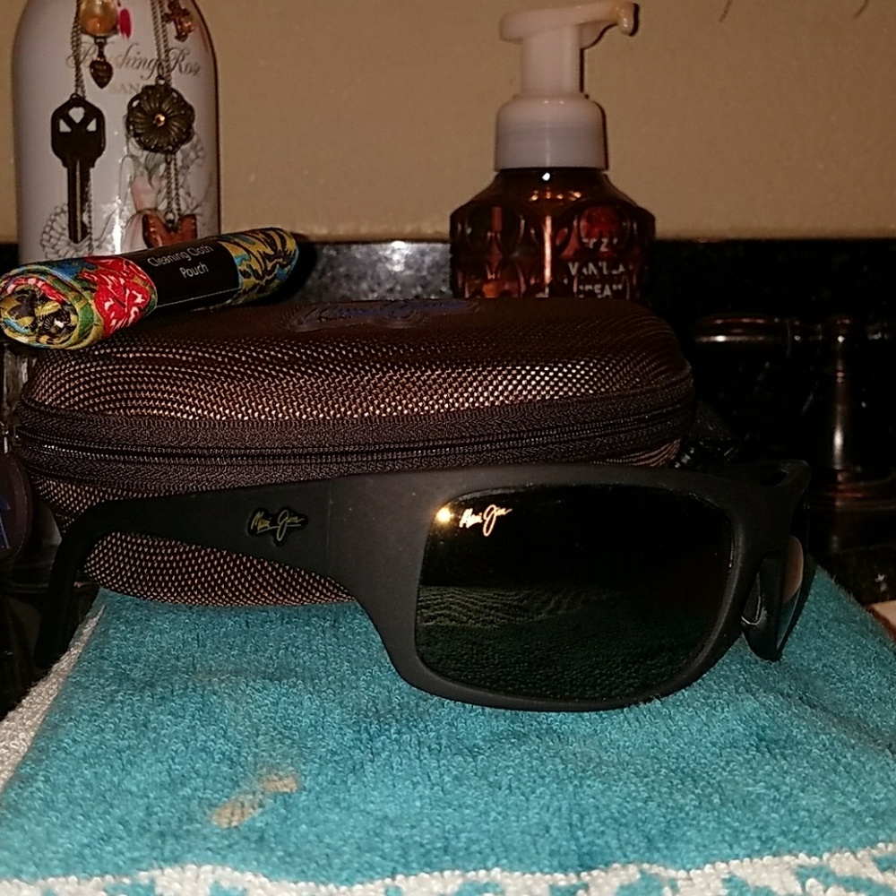 Maui jim peahi glasses with case