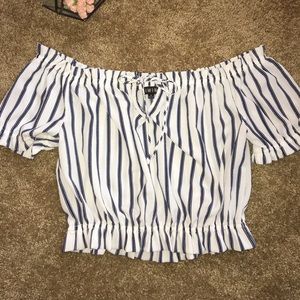 Stripped crop top🌛