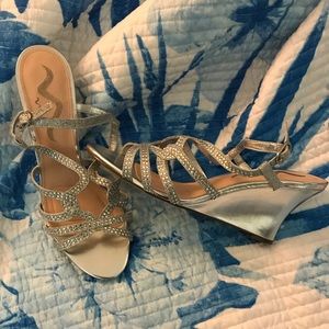⭐️Nina silver wedge sandals⭐️